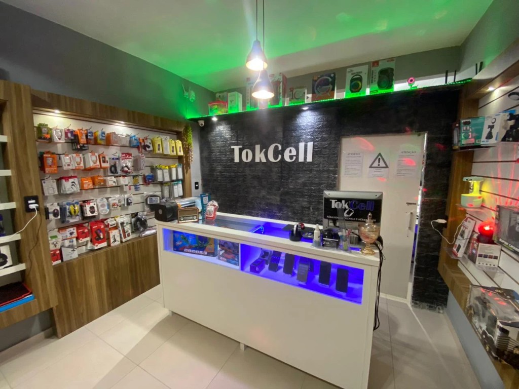 Interior da loja Tok Cell em Paranaguamirim — balcão de atendimento e acessórios para celular